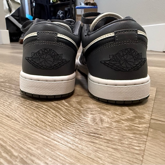 Jordan | Jordan 1 Low Top Sneaker - Picture 3 of 5